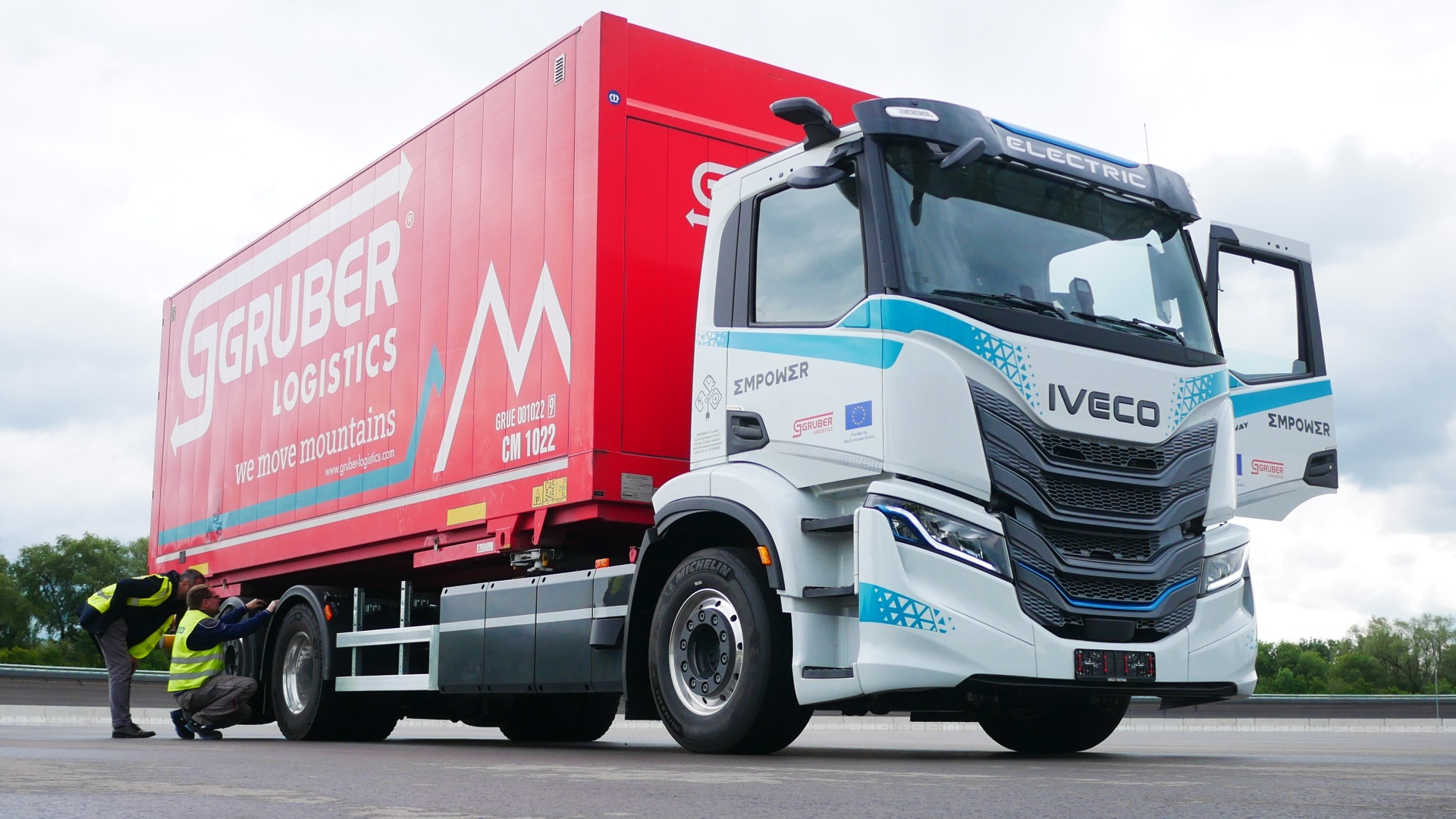 Projekt EMPOWER: Gruber Logistics, IVECO a AIT posouvají bezemisní těžkou dopravu vpřed
